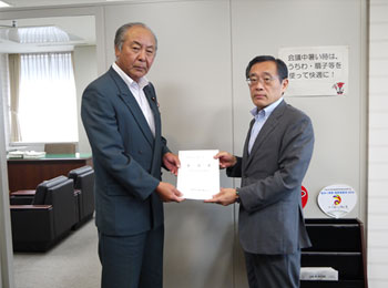 千葉県総務部長へ要望を提出したときの様子 （写真左から、大澤会長、平井千葉県総務部長）