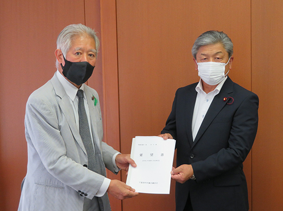 森英介・衆議院議員（左）に要望書を提出する松野会長