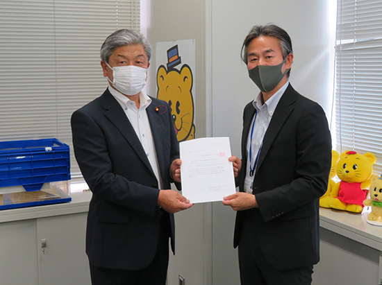 川崎・市町村課長（右）に要望書を提出する松野会長