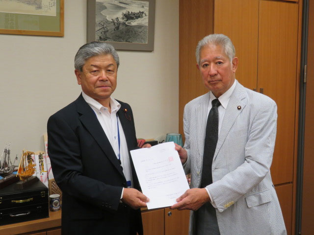 森英介・衆議院議員（右）に要望書を提出する松野会長