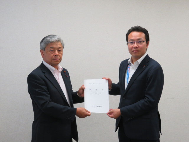 鳴田・市町村課長（右）に要望書を提出する松野会長
