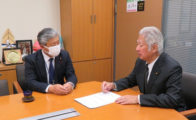 森英介・衆議院議員（右）に要望書を提出する松野会長